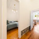 Iconic 6br Luxury In Center